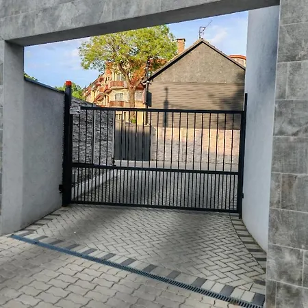 Daire Budai Gate *